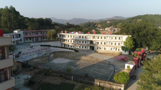 航拍山区小学8