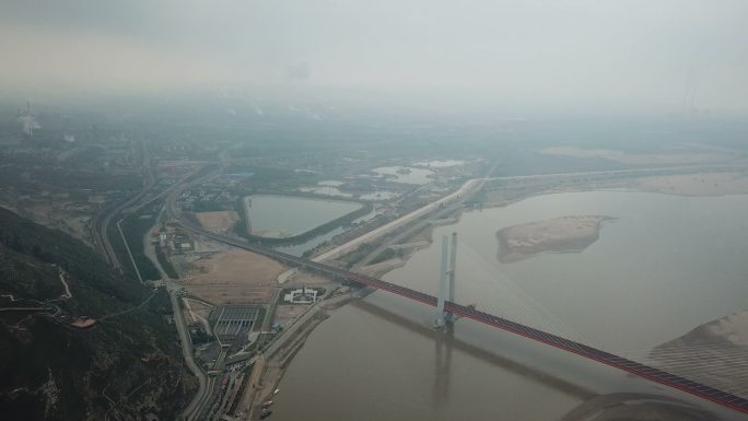 中国西部陕西省新建的高速公路上很少有汽车