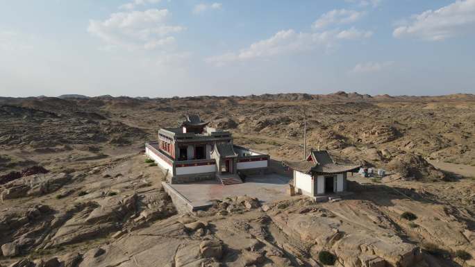 阿拉善荒漠戈壁上的寺庙