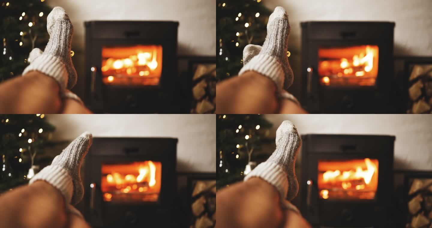 圣诞节的壁炉边圣诞节壁炉燃烧温暖穿着毛线