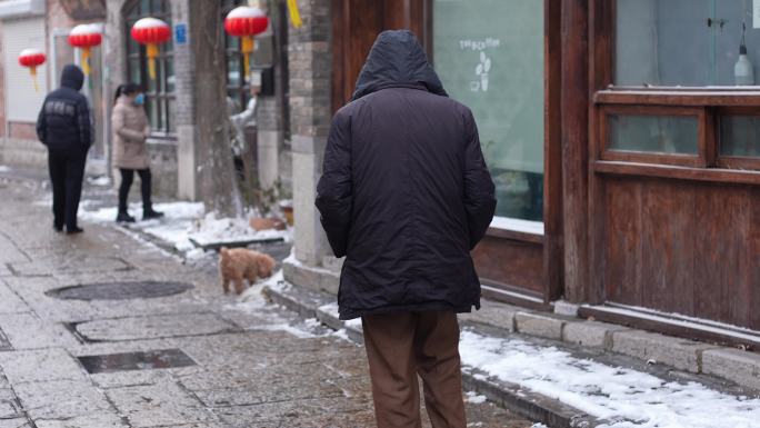 冬日 散步的老年人背影 升格