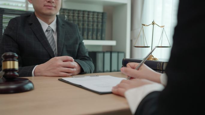 良好的服务合作：男律师和女商务客户之间的咨询，良好的交易协议后的握手，法律和法律概念。