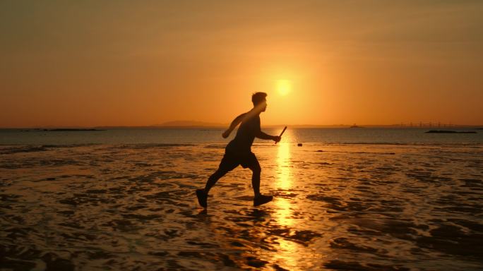 海边沙滩夕阳下奔跑
