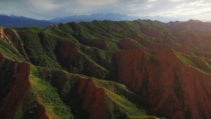 中国新疆天山丹霞地貌鸟瞰图。