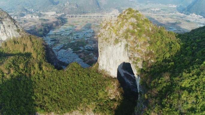 中国桂林灵川县喀斯特天生桥