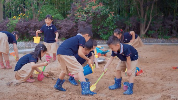 小孩子玩泥土小学生课外活动小朋友户外玩耍