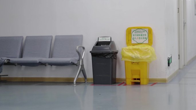 医院走廊医疗垃圾桶