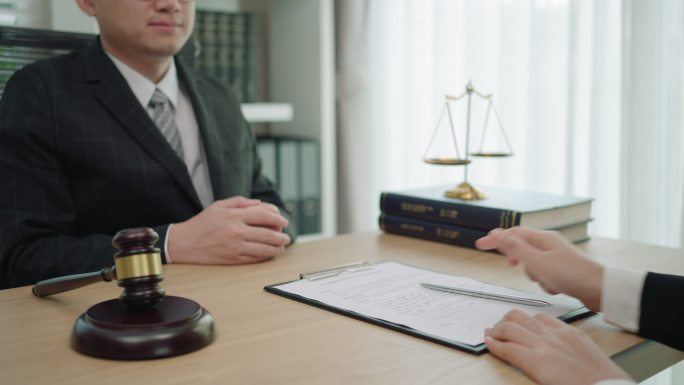 良好的服务合作：男律师和女商务客户之间的咨询，良好的交易协议后的握手，法律和法律概念。