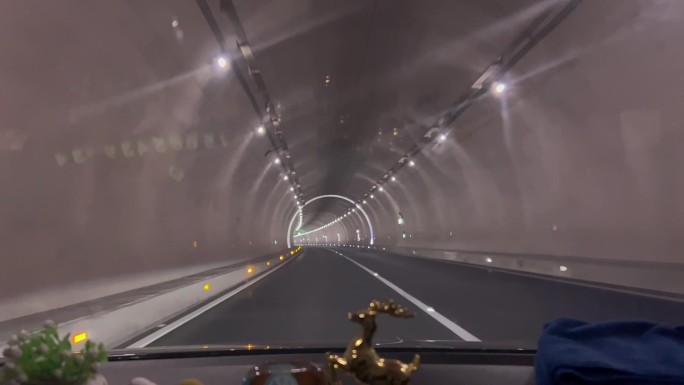 开车进入隧道 出隧道