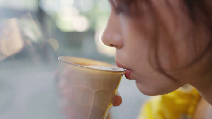 【4K素材】咖啡店倒咖啡美女喝咖啡