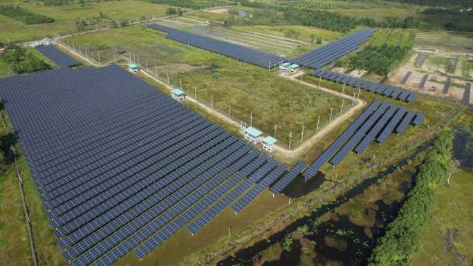 绿色可再生能源太阳能电池板农场鸟瞰图