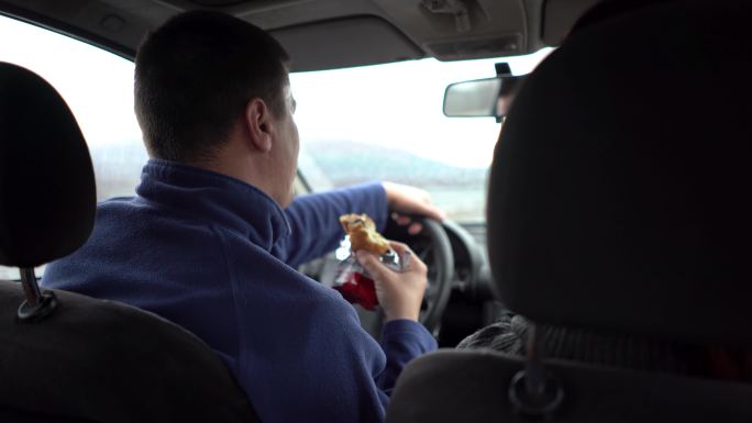 男子开车吃饭危险