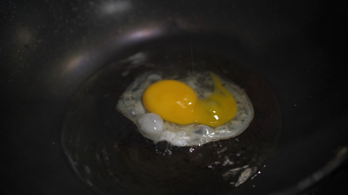 在厨房里煮煎蛋变化过程高油温起泡