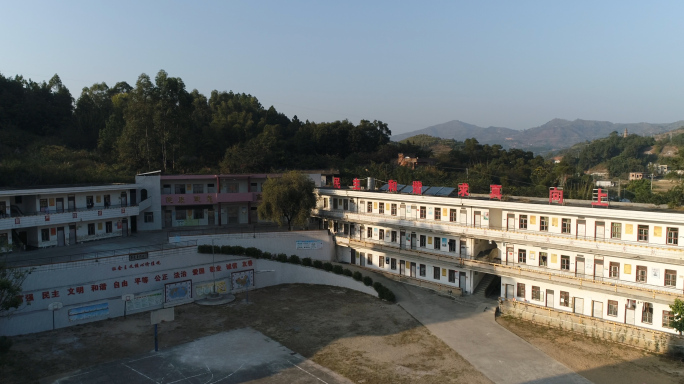 航拍山区小学