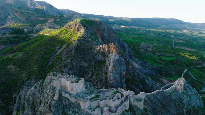 Adıyaman Old Kahta城堡的鸟瞰图-位于绿色草原上的山区传奇史诗城堡