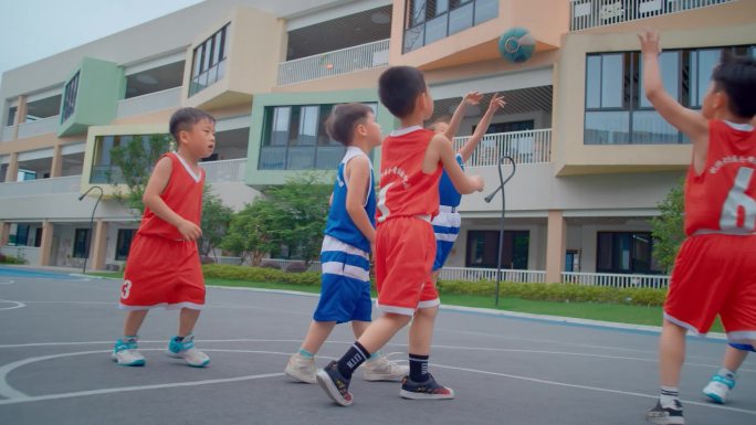 小学生朋友打篮球小孩子玩耍打篮球小学操场