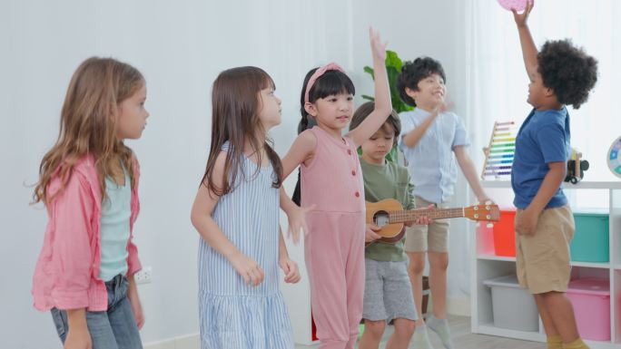 混血儿一群在学校里一起玩耍的年轻学生。幼儿园的小男孩和女孩在课间休息时玩玩具，感到快乐和有趣