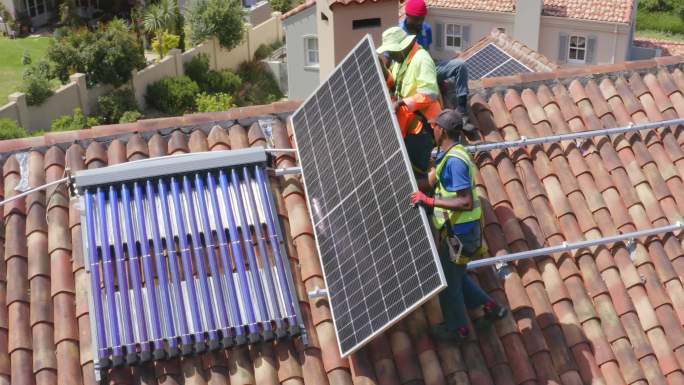 4k无人机拍摄的太阳能电池板安装在屋顶上的画面