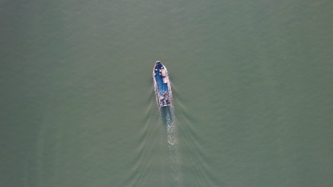 海面上行驶的渔船航拍