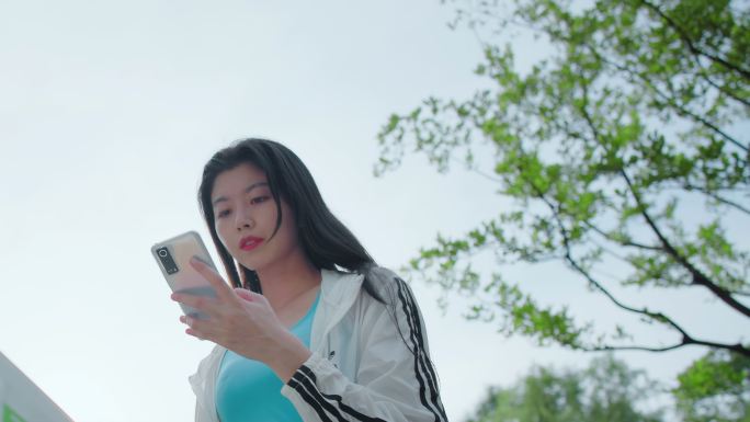 女孩户外玩手机看手机发消息