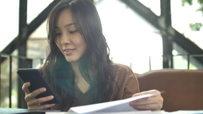 亚洲女性用智能手机付账