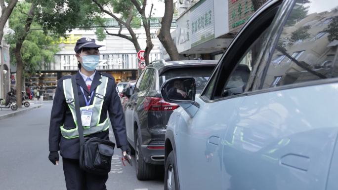 路边停车收费员指挥倒车