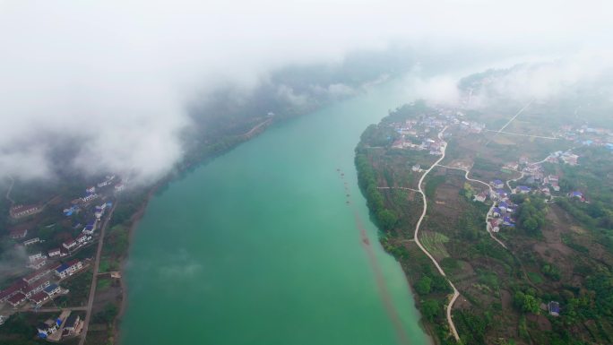 航拍碧绿江河与美丽乡村