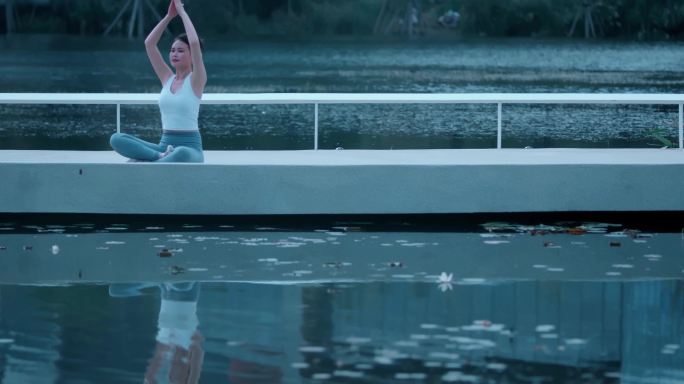 【4K】美女湖边做瑜伽室外练瑜伽