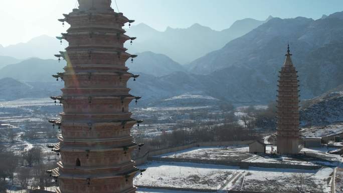 航拍贺兰山拜寺口双塔雪景