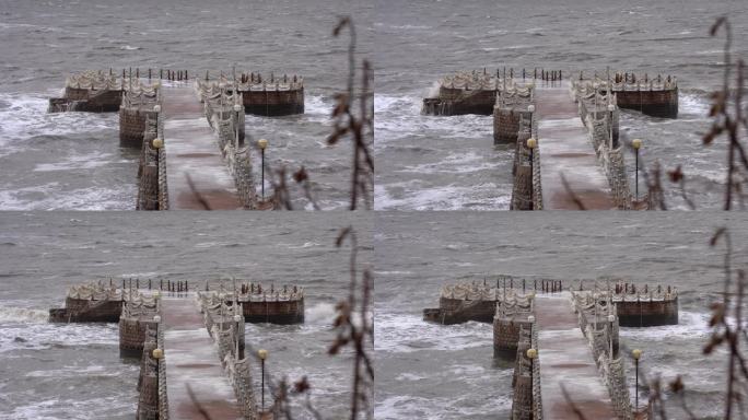 山东威海金海湾栈桥的寒风大浪