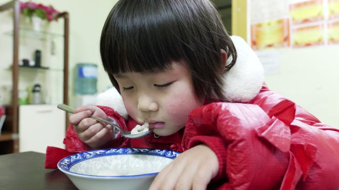 小孩在吃新年春节吃元宵汤圆