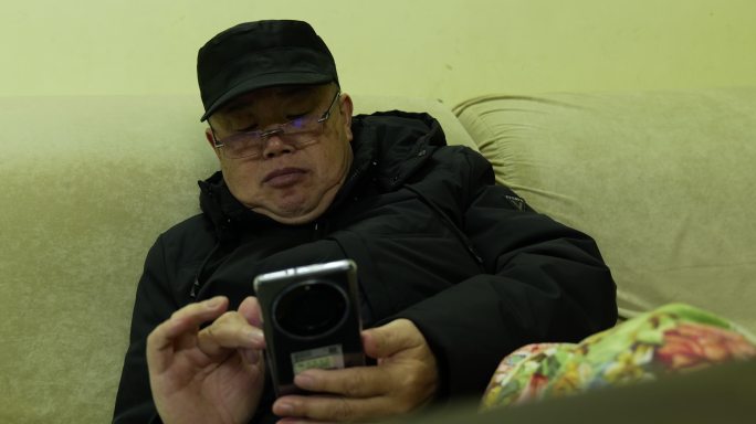 老年人玩智能手机-老年人耍手机玩-看手机