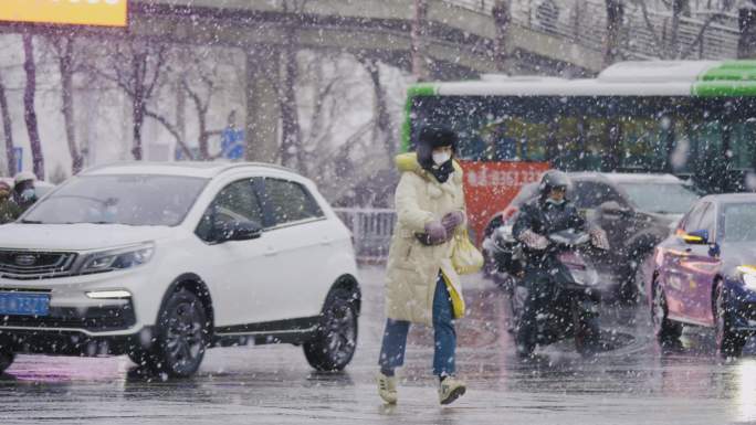 原创4k风雨中的行人