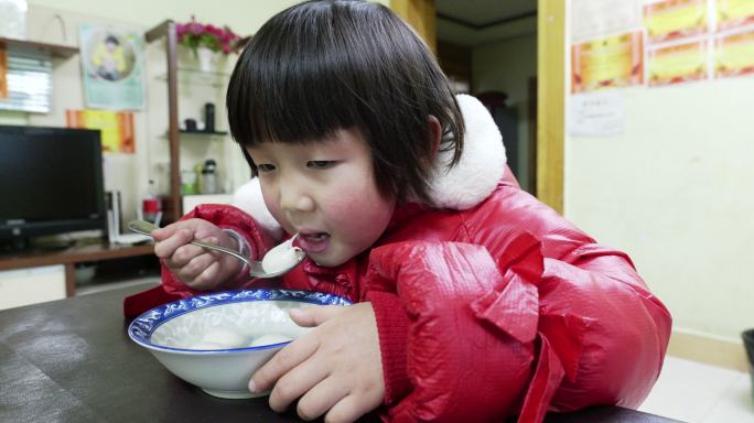 小孩在吃新年春节吃元宵汤圆