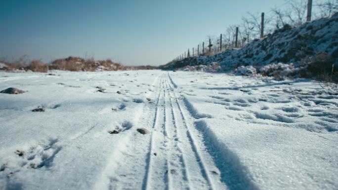 冬日阳光积雪小路与车辙