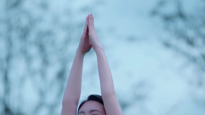 【4K】唯美瑜伽美女双手向上练瑜伽