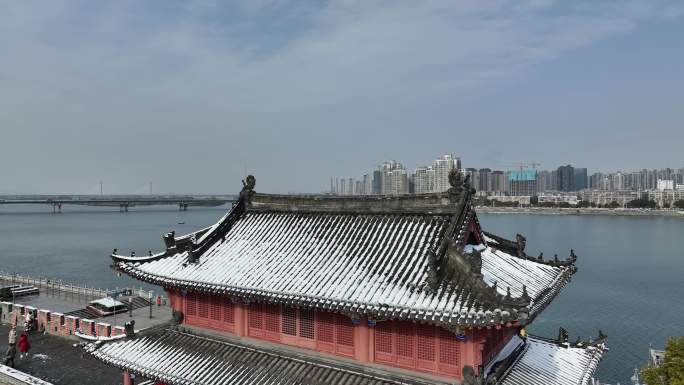 航拍襄阳古城冬天雪景临汉门城楼城市风光