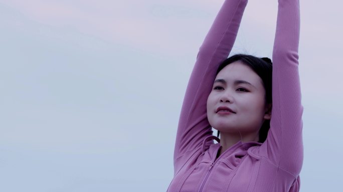 【4K】女子高举双手练瑜伽美女瑜伽