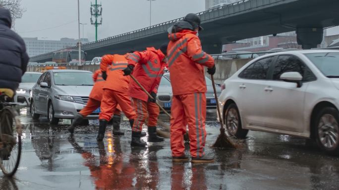 环卫工人扫马路积水下雨城市立交桥交通车流