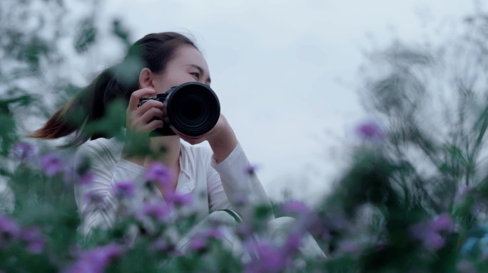 【4K】美女拍摄花卉美女摄影师
