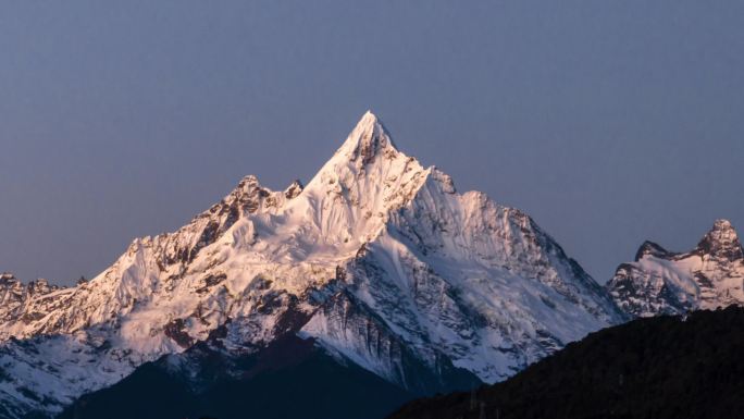 梅里雪山神女峰日照金山4k延时