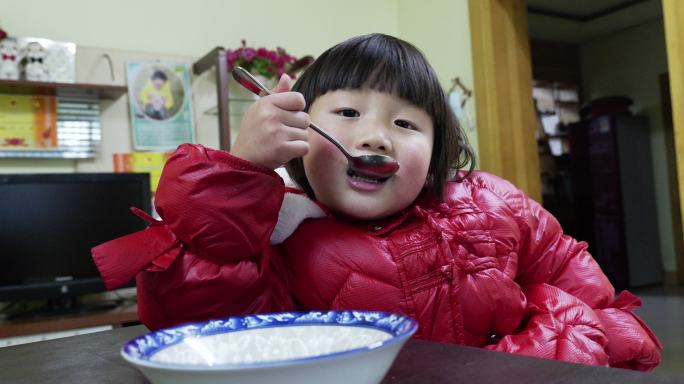 小孩在吃新年春节吃元宵汤圆