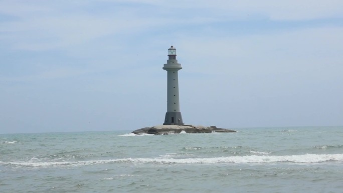 三亚海面上的灯塔