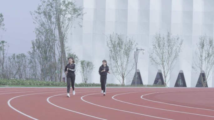 大学女生体育场跑步美女跑步女生晨跑