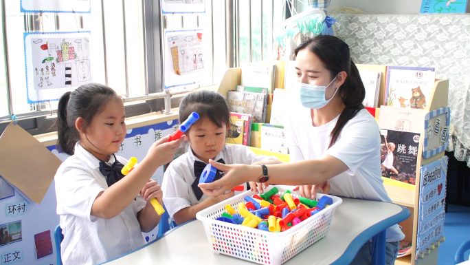 孩子 上手工课 学习 幼儿园