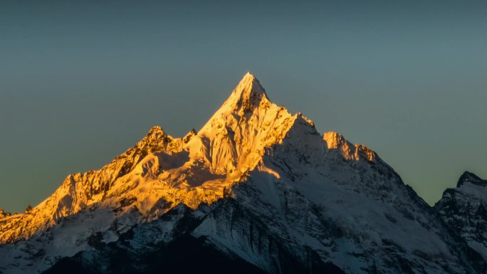 梅里雪山神女峰日照金山4k延时