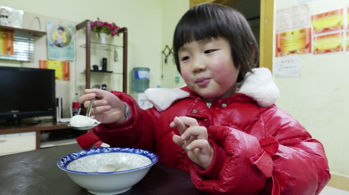 小孩在吃新年春节吃元宵汤圆