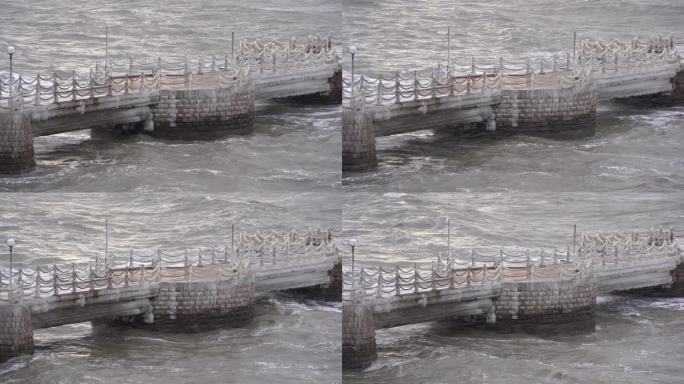 山东威海金海湾栈桥的海浪