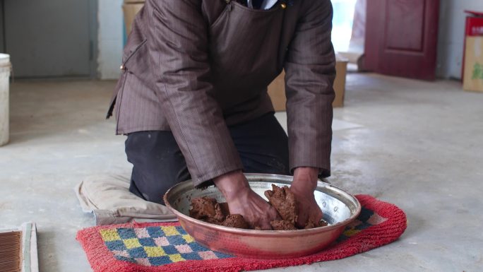 藏族在工作藏族老人在做藏香藏族老人在上班