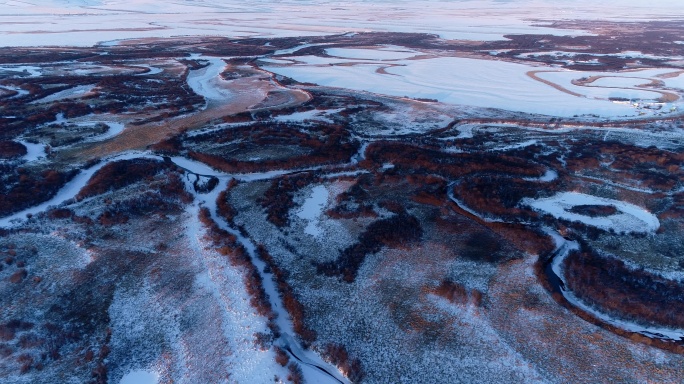 航拍冰雪覆盖的湿地河湾暮色